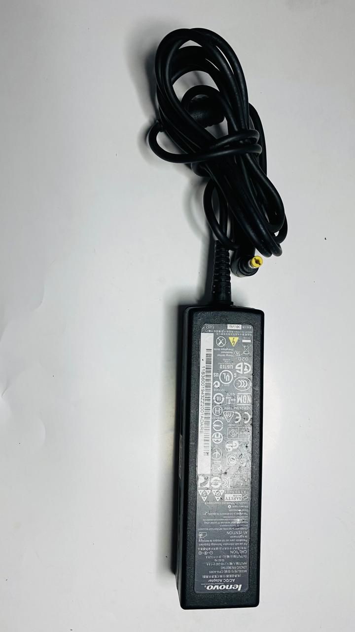 Cargador de voltaje computador portátil Lenovo